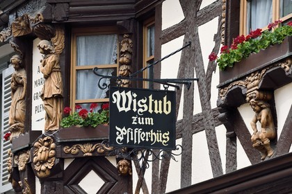 France, Haut-Rhin (68), Route des vins d'Alsace, Ribeauvillé, facades de maisons traditionnelles à pans de bois, la Winstub zum Pfifferhus (restaurant la maison du joueur de fifre)