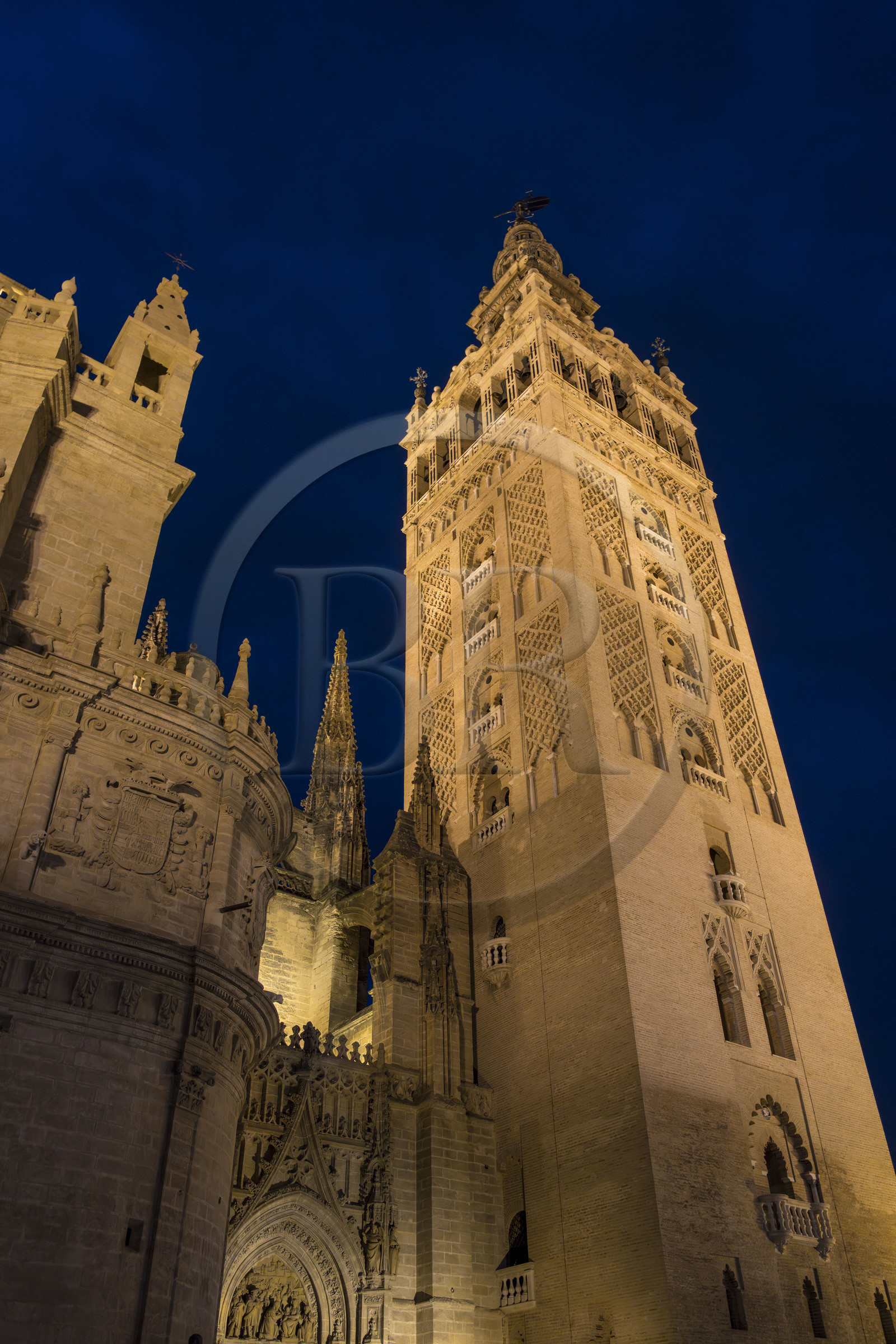 Espagne, Andalousie, Séville, quartier de Santa Cruz, la Giralda, ancien minaret almohade de la Grande Mosquée reconverti en clocher de la cathédrale, classé Patrimoine Mondial de l'UNESCO