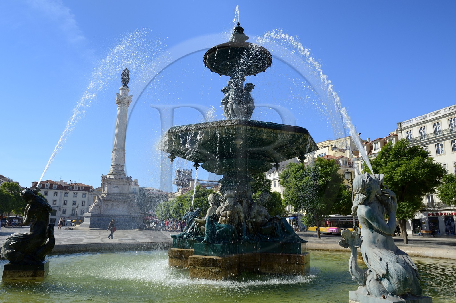 Portugal, Lisbonne, quartier de Baixa pombalin, place Dom Pedro IV (Rossio), fontaine baroque et monument à Dom Pedro IV