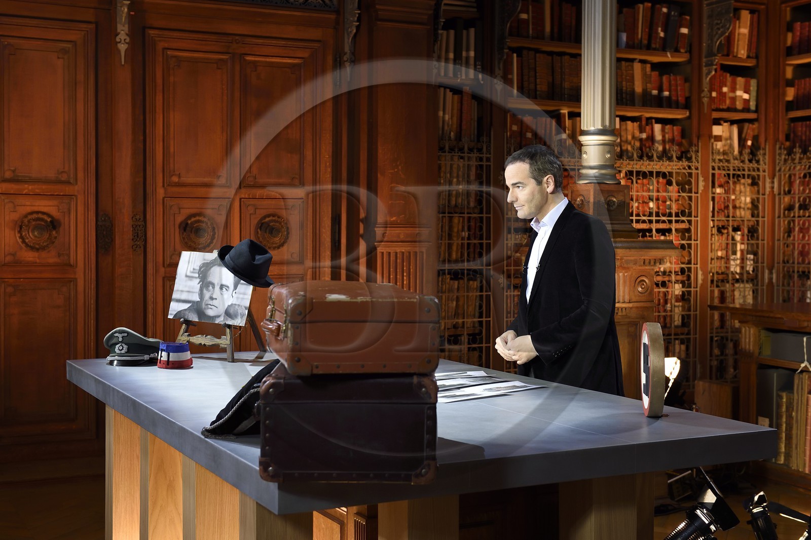 France, Paris (75), les Archives Nationales, Grands dépots, salle de l'Armoire de fer, tournage de l'émission de television L'ombre d'un doute sur l'affaire Marcel Petiot présentée par l'animateur et journaliste Franck Ferrand
