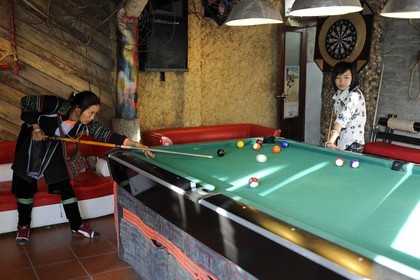 Vietnam, province de Lao Cai, ville de Sapa, jeunes filles de la minorité Hmong Noir jouant au billard