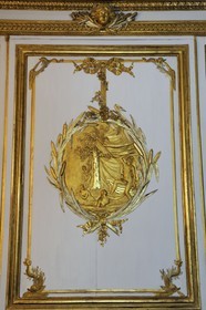 France, Yvelines (78), château de Versailles, classé Patrimoine Mondial de l'UNESCO, appartement privé du Roi, cabinet de la cassette, ancienne salle de bain, détail des lambris dorés aux thèmes aquatiques