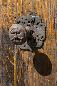 France, Côte-d'Or (21), Dijon, zone classée Patrimoine Mondial de l'UNESCO, restaurant Le Chat qui Pense rue Monge, poignée de porte ouvragée représentant une tête