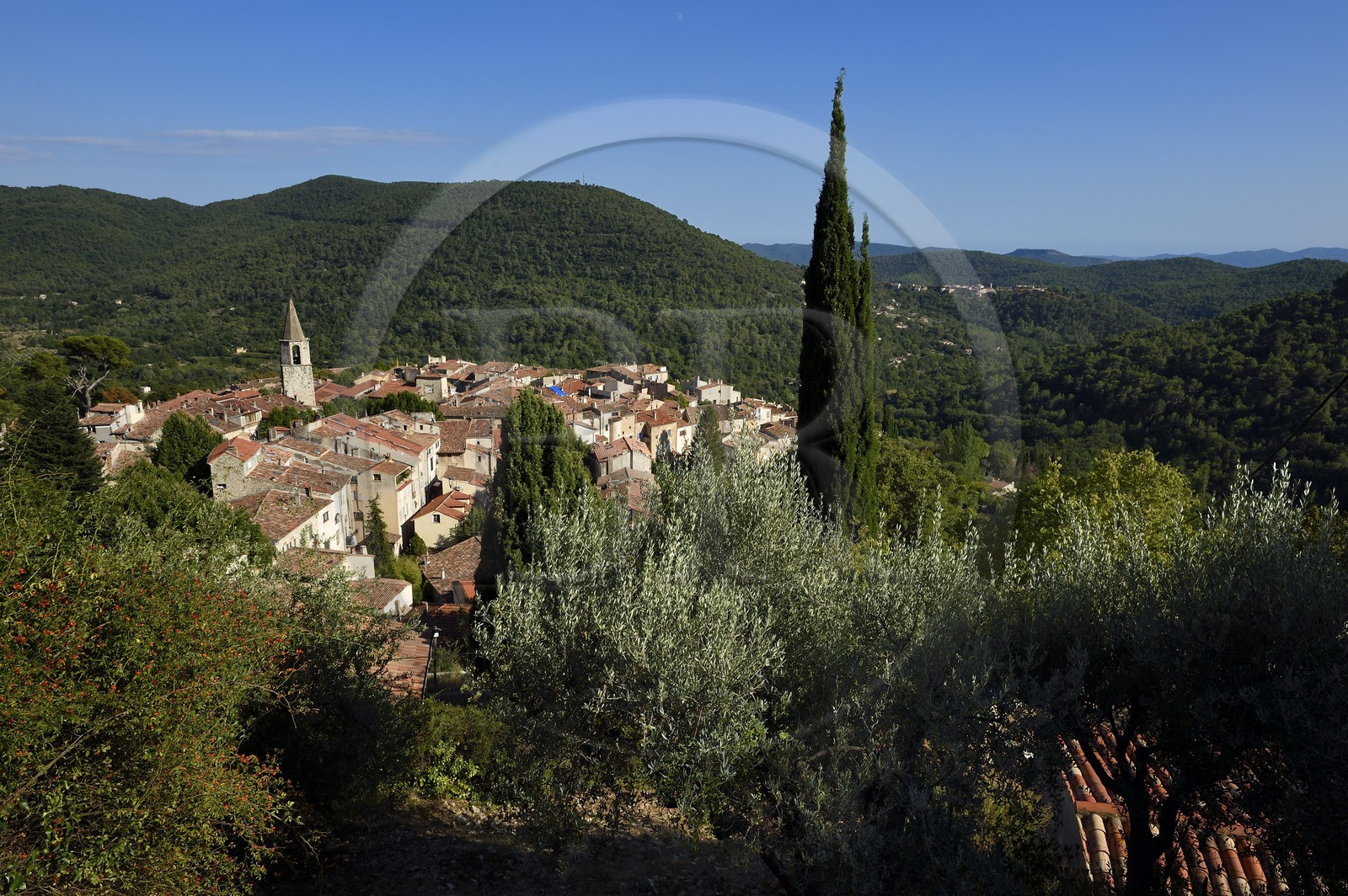 France, Var (83), La Dracénie, village de Bargemon, le village de Claviers en arrière plan