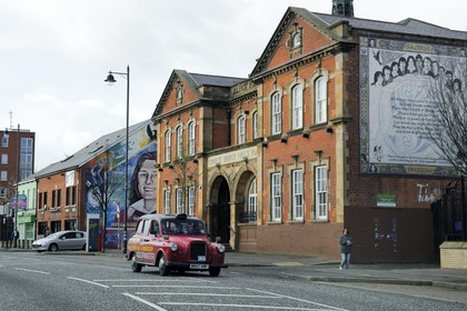 Royaume-Uni, Irlande du Nord, Belfast Ouest, le quartier catholique de Falls, peintures murales sur Falls Road et siège du Sinn Fein en arrière plan