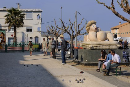 France, Herault, Sete, the place de l'Hospitalet in the Quartier Haut, petanque players at the foot of the sculpture La Mama by Richard Di Rosa