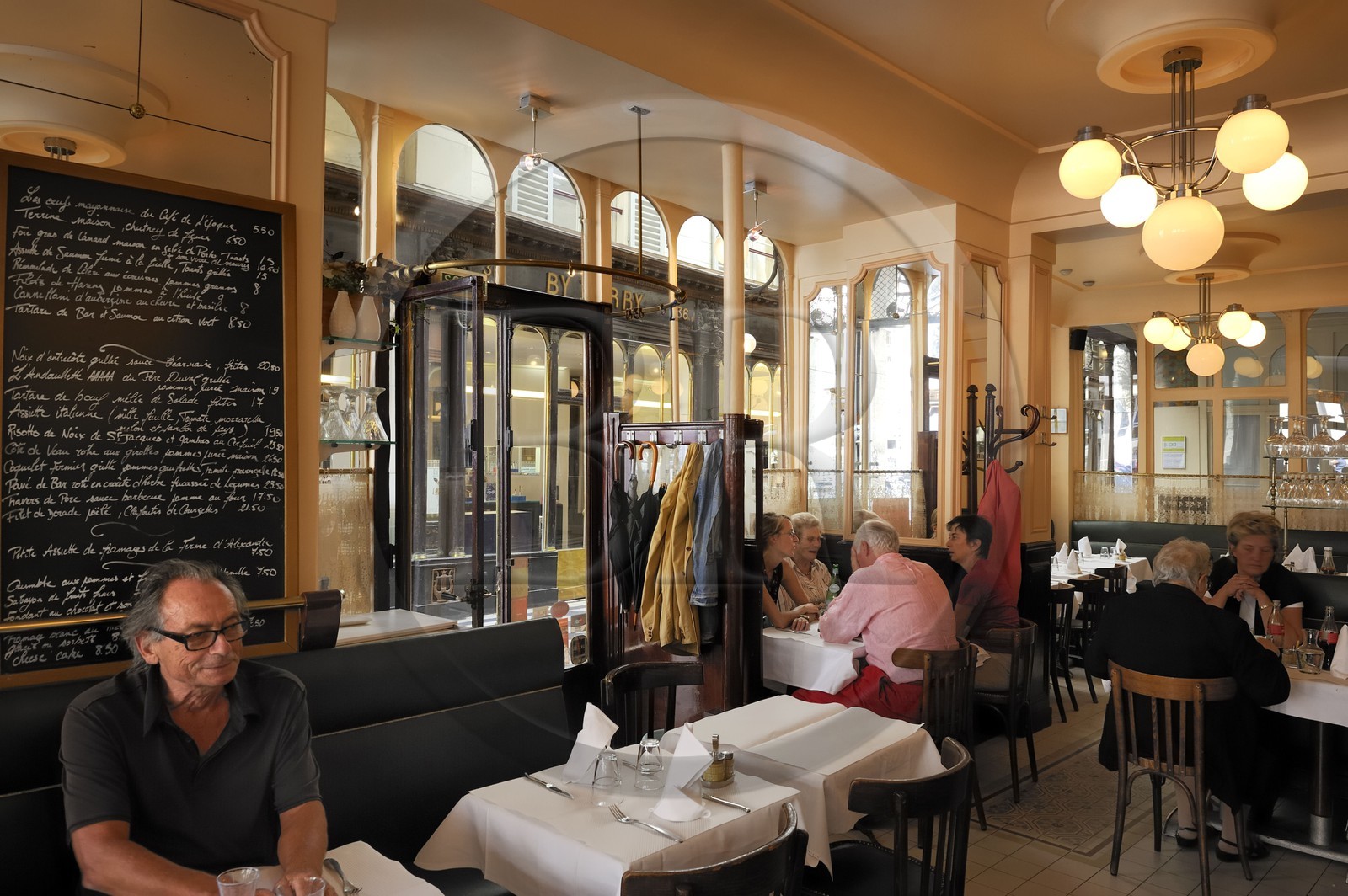 France, Paris (75), Galerie Vero-Dodat entre la rue Jean-Jacques-Rousseau et la rue du Bouloi, restaurant le Cafe de l'Epoque