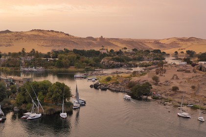 Egypte, Haute Egypte, Nubie, vallée du Nil, Assouan, Ile Elephantine à droite avec le site des fouilles archéologiques des temples de Satis et Khnoum et mausolée de l'Agha Khan en arrière plan sur la rive ouest