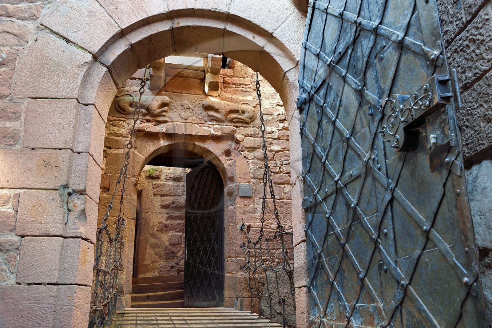 France, Bas-Rhin (67), Orschwiller, le chateau du Haut-Koenigsbourg, la porte des lions du XIIème siècle et pont-levis