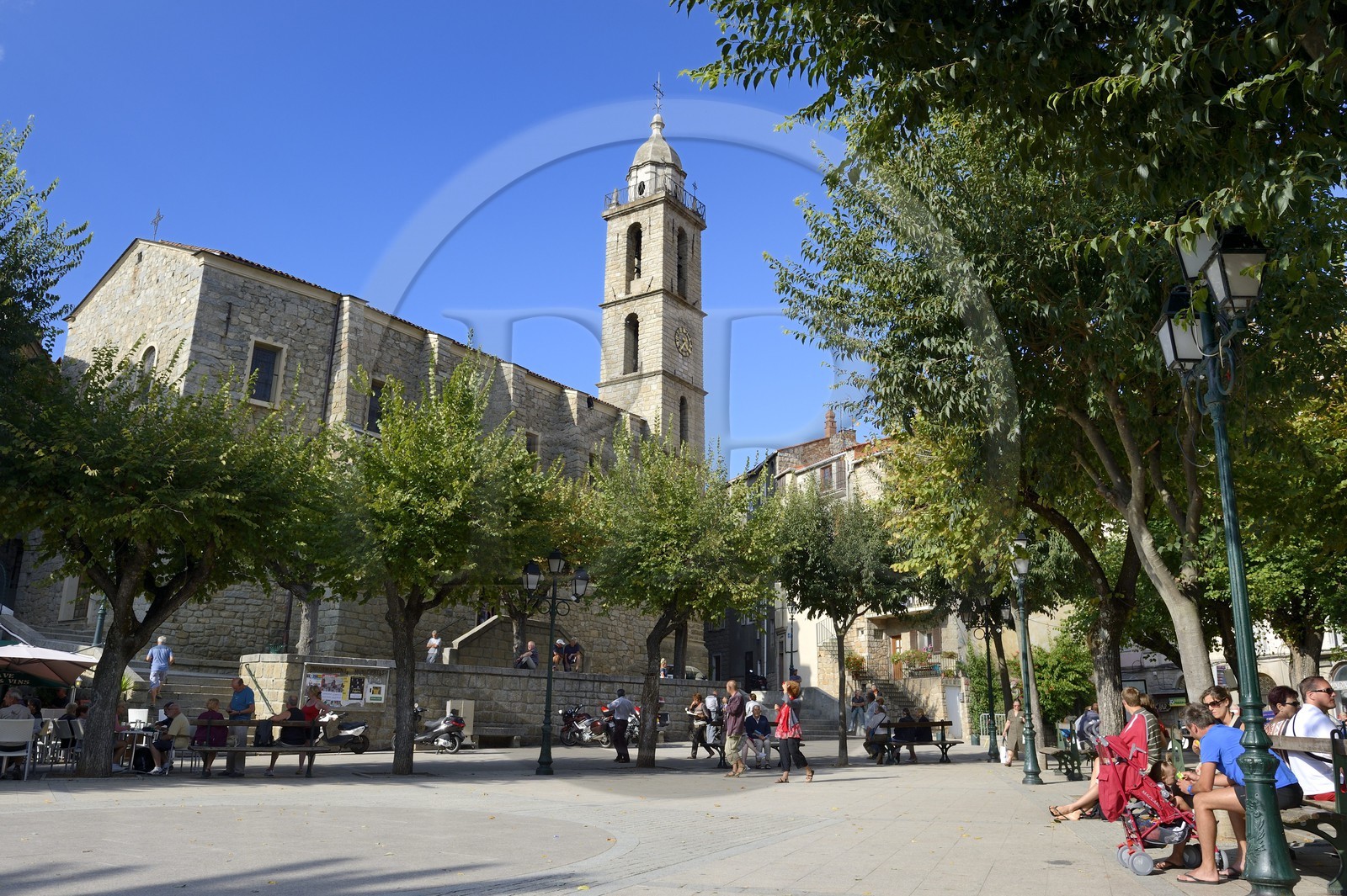 France, Corse-du-Sud (2A), Sartène, la place Porta (ou place de la Libération) et l’église Sainte-Marie
