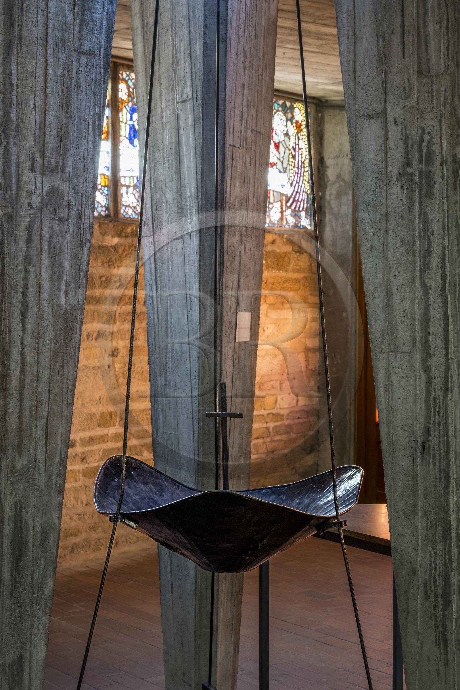 France, Charente-Maritime, Royan, église Notre-Dame de Royan construite de 1955 à 1958 par l'architecte Guillaume Gillet (Grand Prix de Rome), a font