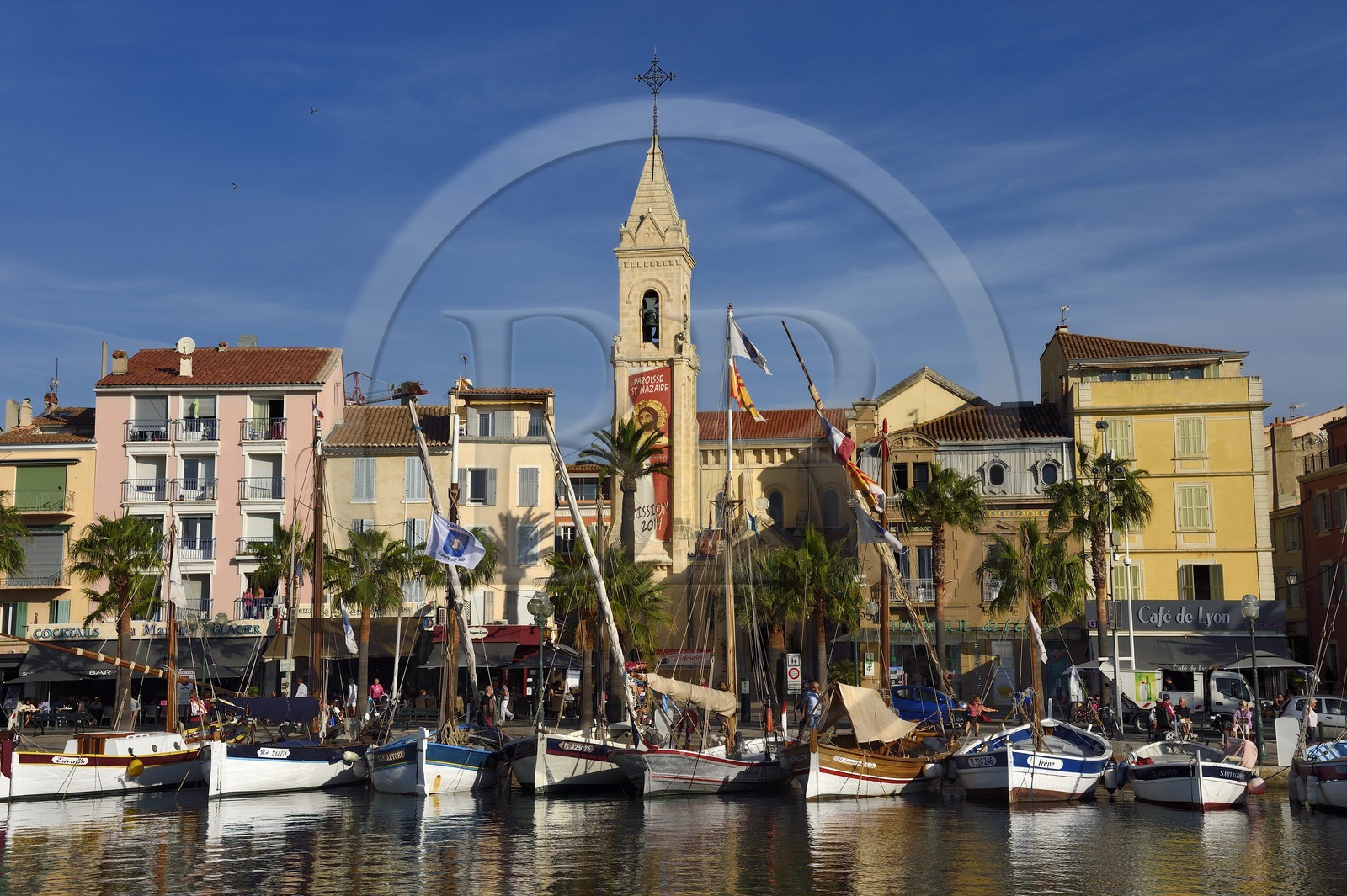 France, Var (83), Sanary-sur-Mer, barques traditionnelles de peche appelées pointus sur le port et l'église Saint-Nazaire