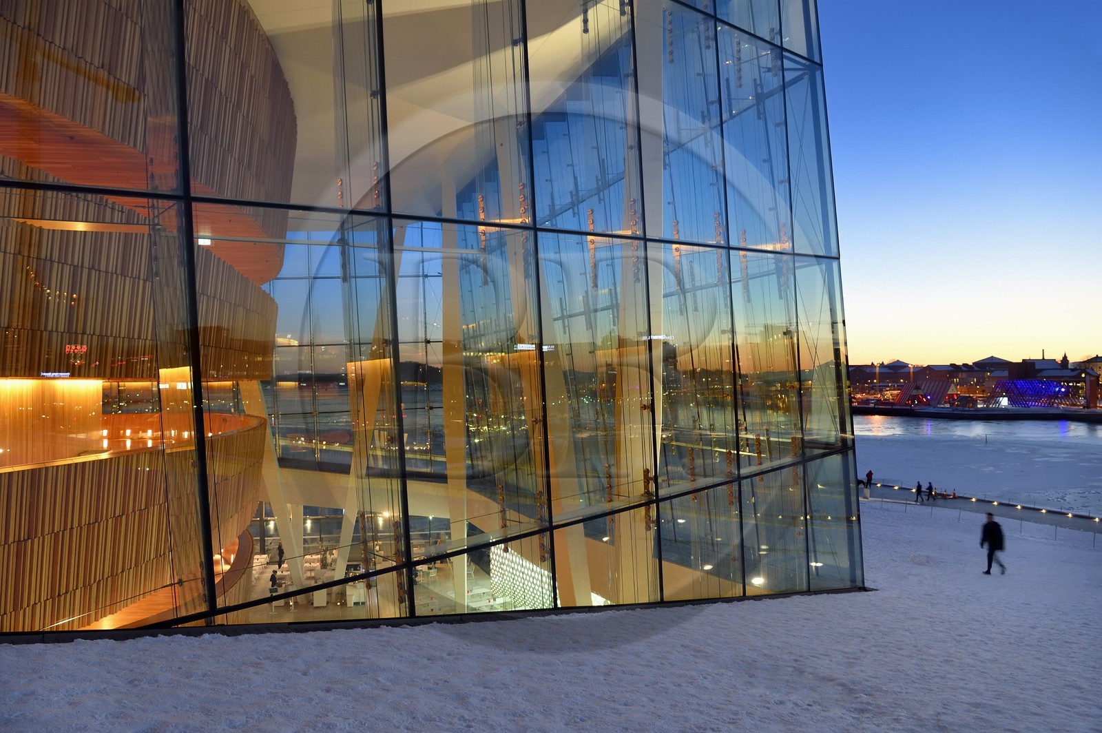 Norvège, Oslo, quartier des docks de Bjorvika, l'Opéra sous la neige concu par le cabinet d'architecture Snohetta dont notamment Tarald Lundevall