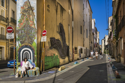 France, Hérault (34), Sète, fresque murale réalisée par le plasticien David Duart et le grapheur Naoui Restart censée évoquer le voyage à l'angle des rues de Tunis et Pierre Semard