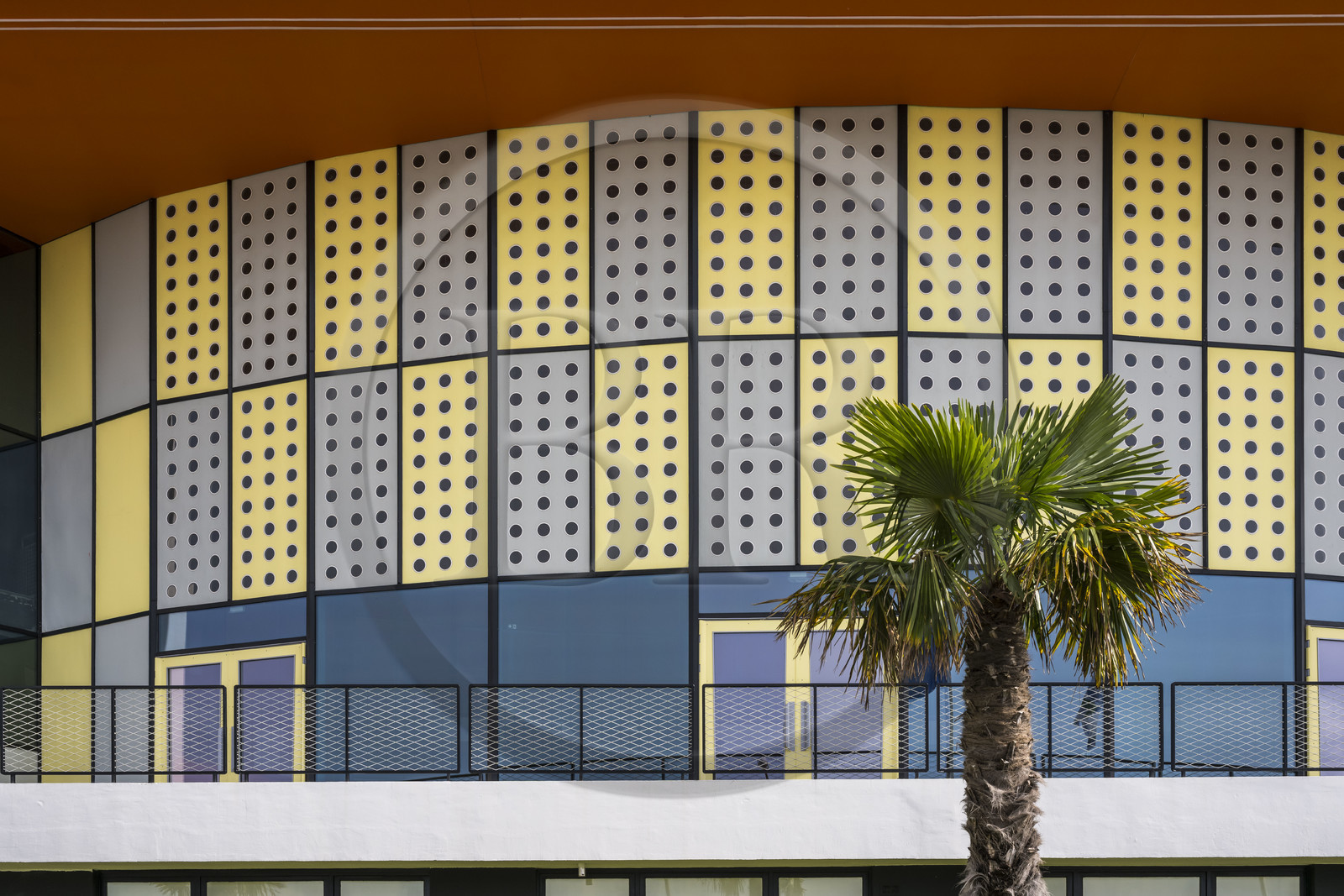 France, Charente-Maritime (17), Royan, le Palais de congrès (1957) signé de l’architecte-urbaniste Claude Ferret et rythmés par les panneaux perforés en aluminium jaune et gris des ateliers Jean Prouvé en façade