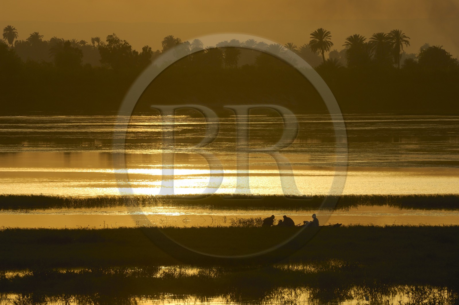 Egypte, Haute Egypte, vallée du Nil, barque de pêcheur sur le Nil entre Louxor et Esna