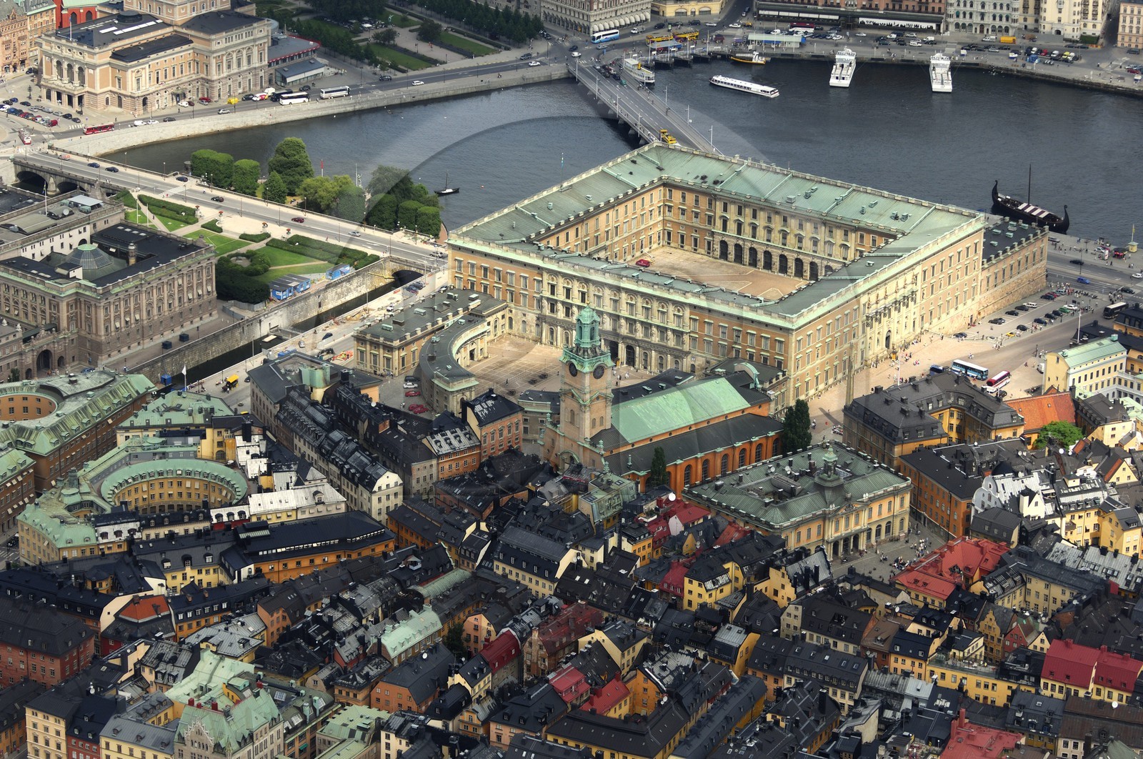 Suède, Stockholm, ile de Gamla Stan (vieille ville) et le Palais Royal (vue aérienne)