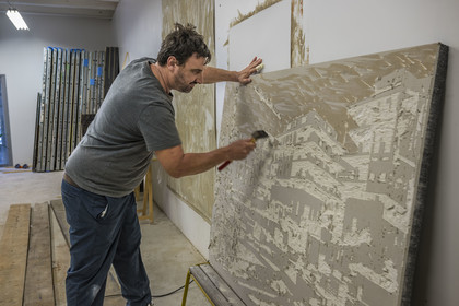France, Hérault (34), Sète, l'artiste plasticien Jean Denant dans son atelier