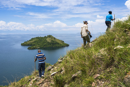 Rwanda, Province de l’Ouest, Karongi (anciennement nommée Kibuye), lac Kivu, randonnée au sommet de l'Ile Napoléon (ou Tembabagoyi)pour une vue générale sur le lac et la République démocratique du Congo en arrière plan