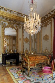 France, Yvelines (78), château de Versailles, classé Patrimoine Mondial de l'UNESCO, appartement privé du Roi, cabinet intérieur du Roi et le bureau à cylindre, chef d'oeuvre d'Oeben et Riesener