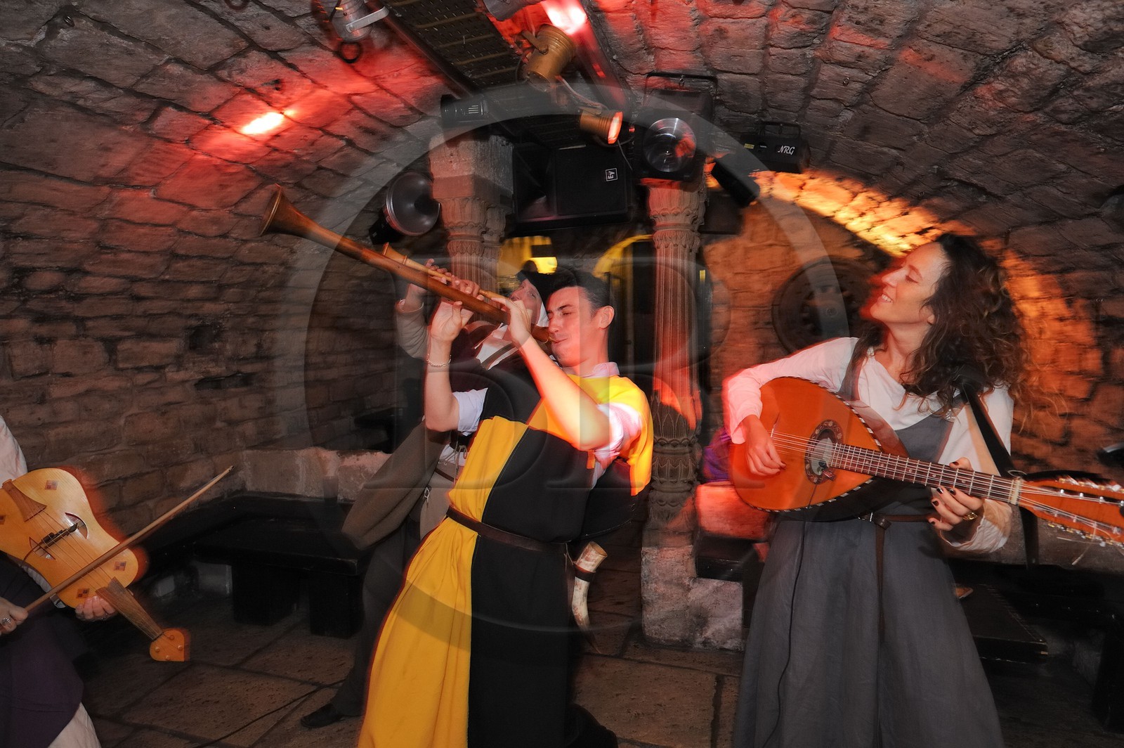 France, Paris (75), les caves Saint-Sabin, taverne médievale, La Carite de Guingamor, groupe de musique médiévale et Renaissance à danser