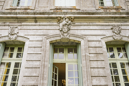 France, Hérault (34), Lavérune, Chateau de l'Engarran, hotel particulier de la deuxième moitié du XVIIIème siècle appelée folie montpelliéraine, les trois ages de la vie sur les mascarons au dessus des fenêtres