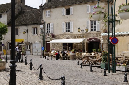 France, Côte-d'Or (21), Beaune, terrasse de restaurant place Felix Ziem