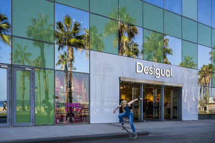 Espagne, Catalogne, Barcelone, La Barceloneta, Port Vell, magasin Desigual sur le Front de mer
