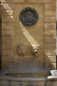 France, Bouches-du-Rhône (13), Aix en Provence, fontaine des Bagniers au croisement des rues des Bagniers et des Chapeliers, médaillon en bronze représentant Paul Cezanne d'après un dessin de Renoir