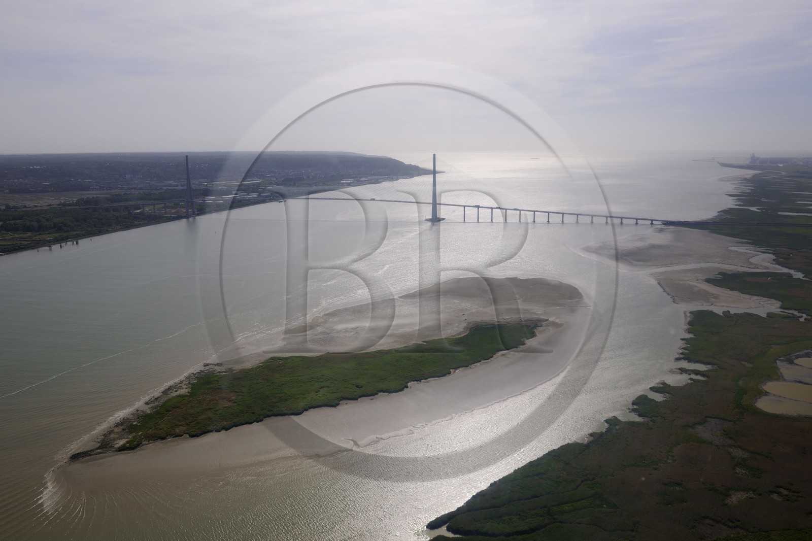 France, entre Calvados (14) et Seine-Maritime (76), le Pont de Normandie enjambe la Seine pour relier les villes de Honfleur et du Havre (vue aérienne)