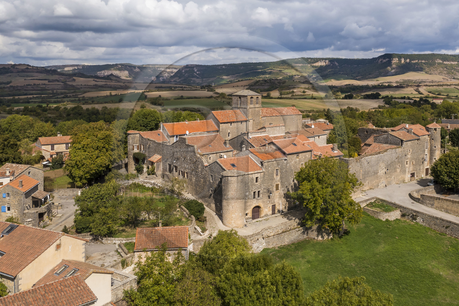 France, Aveyron (12), parc naturel régional des Grands Causses, le fort cistercien de Saint-Jean-d’Alcas et les contreforts du Larzac en arrière plan (vue aérienne)