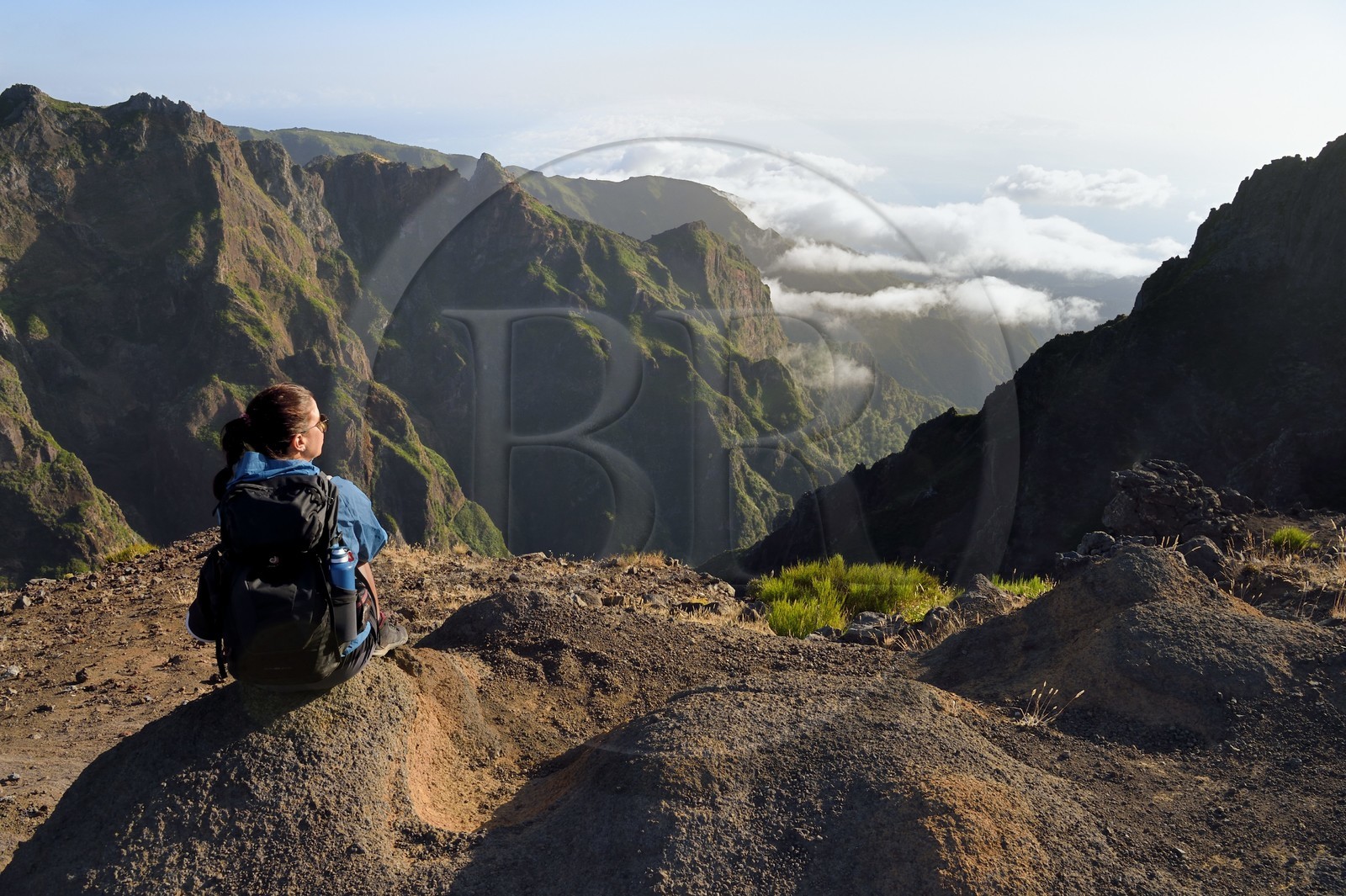 Portugal, Ile de Madère, randonnée sur le Vereda do Areeiro entre les monts Pico Ruivo (1862m) et Pico Arieiro (1817m), randonneuse contemplant la vallée de Faja da Nogueira
