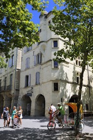France, Gard (30), Uzès, classée ville d'art et d'histoire, la Place aux Herbes entourée de maisons à arcades et ses terrasses de café