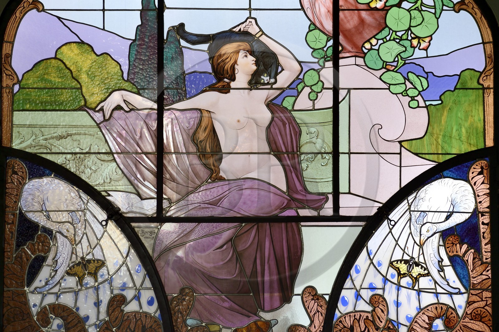 France, Meurthe-et-Moselle (54), Nancy, musée de l'Ecole de Nancy, vitrail La Femme au chat noir ou La Lecture d'Henri Bergé de style Art Nouveau