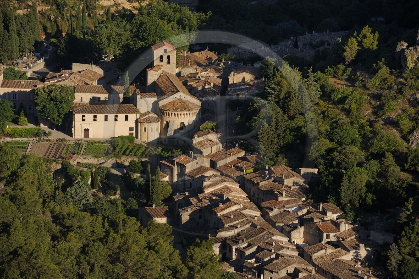 France, Hérault (34), village médiéval de Saint-Guilhem-le-Désert, étape du pélerinage de Saint-Jacques-de-Compostelle, labellisé Les Plus Beaux Villages de France, abbaye de Gellone du XIe siècle classée Patrimoine Mondial de l'UNESCO
