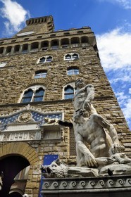 Italie, Toscane, Florence, centre historique classé Patrimoine Mondial de l'UNESCO, la place Piazza de La Signoria, le Palazzo Vecchio, statue de d'Hercule et Cacus de Baccio Bandinelli devant le musée