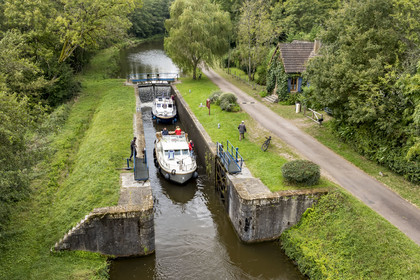 France, Nièvre (58), Sardy-les-Epiry, échelle des 16 écluses sur le canal du Nivernais, écluse n°14 de Pré Ardent (vue aérienne)