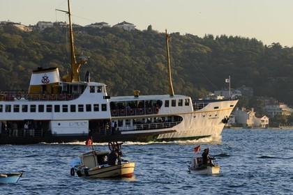 Turquie, Istanbul, bateaux de pêcheurs sur le Bosphore avec la Corne d'Or en arrière plan