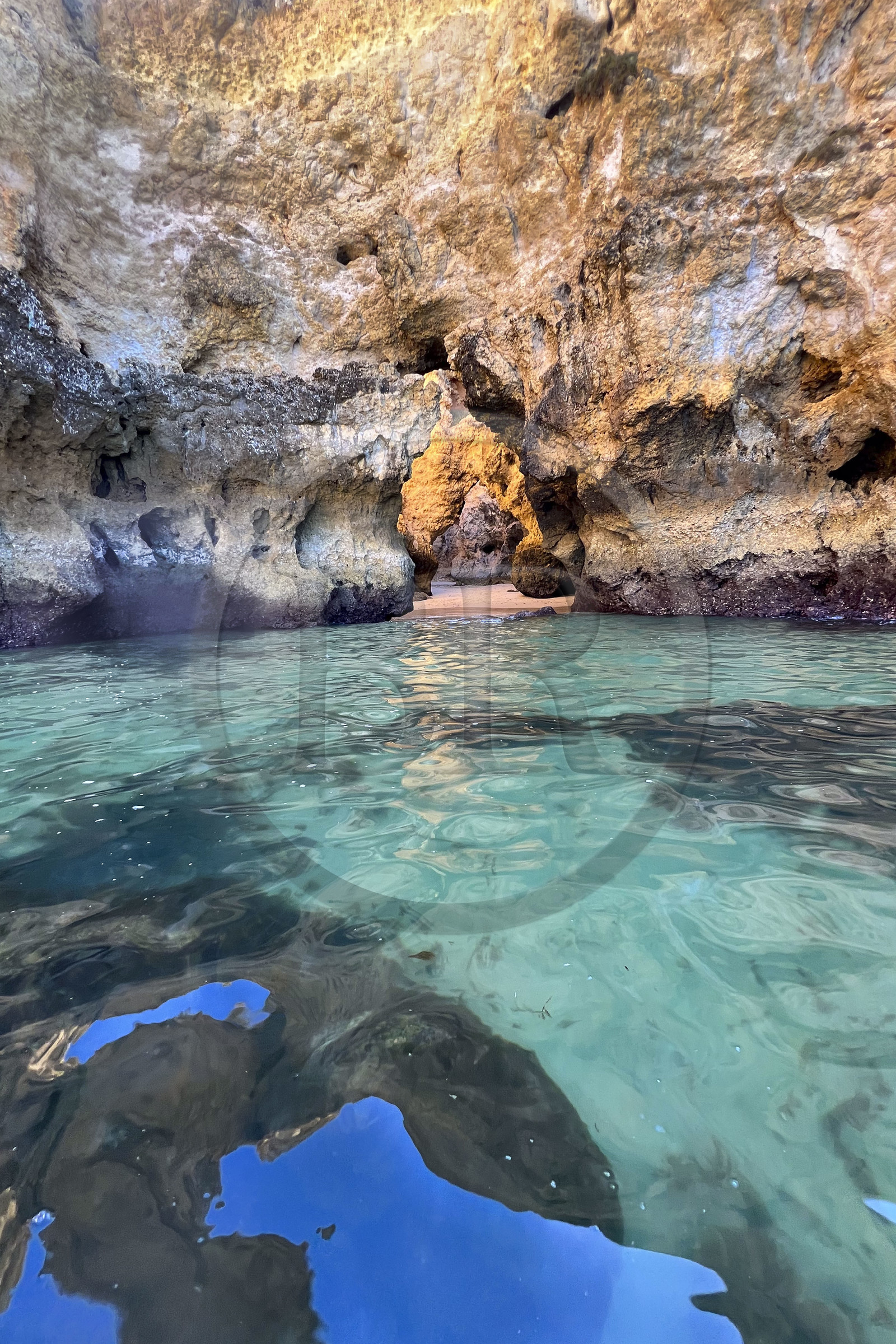 Portugal, Algarve, Lagos, randonnée en kayak au pied des falaises escarpées de la Ponta da Piedade