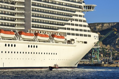 France, Bouches-du-Rhône (13), Marseille, Zone Euroméditerranée, Grand Port Maritime, bateau de croisières e bateau de lamanage
