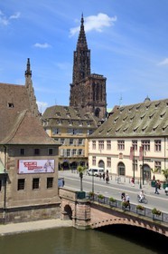 France, Bas-Rhin (67), Strasbourg, vieille ville classée au Patrimoine Mondial de l'UNESCO, la cathédrale Notre-Dame et le musée Historique sur les bords de l'Ill