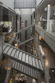 France, Hérault (34), Montpellier,  quartier de Port Marianne, le RBC Design Center conçu par l'architecte Jean Nouvel, showroom de mobilier contemporain, comprenant une librairie, une boutique objets, et un restaurant-brasserie