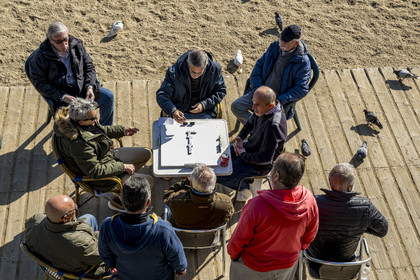 Espagne, Catalogne, Barcelone, La Barceloneta, joueurs de domino sur la plage