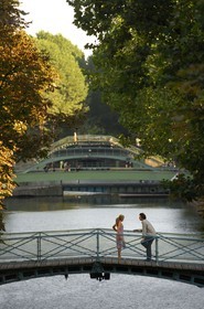 France, Paris (75), canal Saint-Martin, couple d'amoureux sur le pont de l'écluse de la rue de Lancry