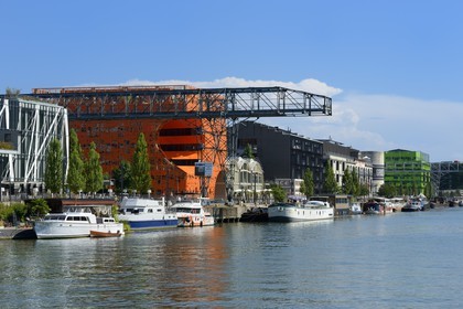 France, Rhône (69), Lyon, nouveau quartier de La Confluence au sud de la Presqu'île, Quai Rambaud, le Cube Orange imaginé par les architectes Dominique Jakob et Brendan MacFarlane et le batiment vert siège d'Euronews en arrière plan