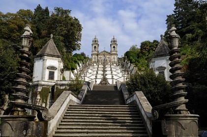 Portugal, région du Minho, Braga, le sanctuaire de Bom Jesus do Monte accessible par un escalier magistral de 600 marches, constitué de l'escalier des Cinq Sens et de l'escalier des Trois Vertus