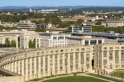 France, Hérault (34), Montpellier, quartier d'Antigone conçu par l'architecte catalan Ricardo Bofill, immeubles à colonnades sur la place de l'Europe