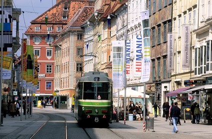 Autriche, Styrie, Graz, centre historique classé Patrimoine Mondial de l'UNESCO, tramway sur la Herrengrasse, rue principale