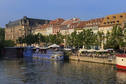 France, Bas-Rhin (67), Strasbourg, terrasses de café en bordure de l'ill
