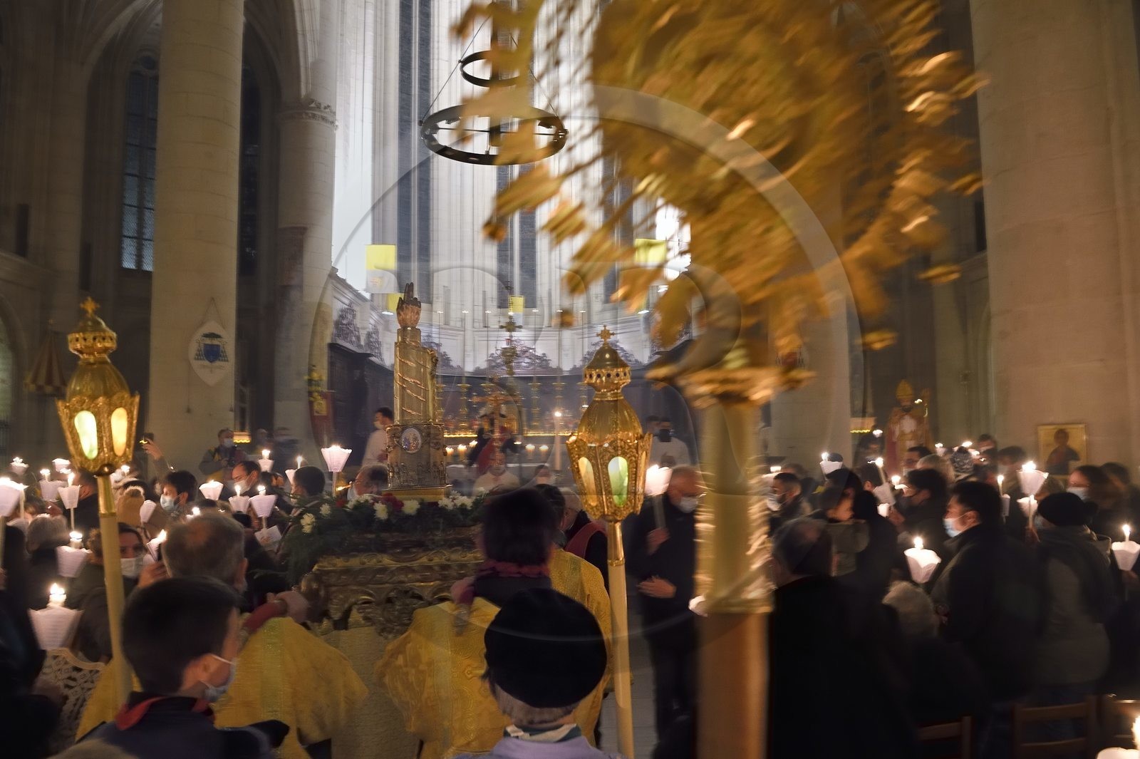 France, Meurthe-et-Moselle (54), Saint-Nicolas-de-Port, basilique de Saint Nicolas, procession aux flambeaux qui est fêtée depuis 1245 à l'occasion de la Saint-Nicolas, la relique du dextre bénissante de saint Nicolas (selon la tradition il s'agit de l'os d'une phalange de la main droite de l'évêque) qui est conservée dans un bras reliquaire de la fin du XIXème siècle en argent, or, émaux et diamants